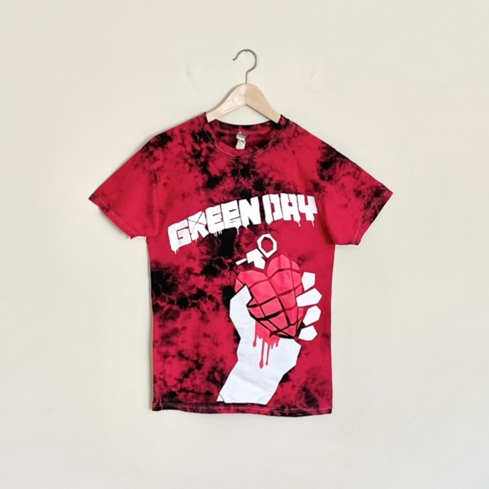 Green Day American Idiot Tie-Dye Red Black
Graphic T Shirt Adult size Small